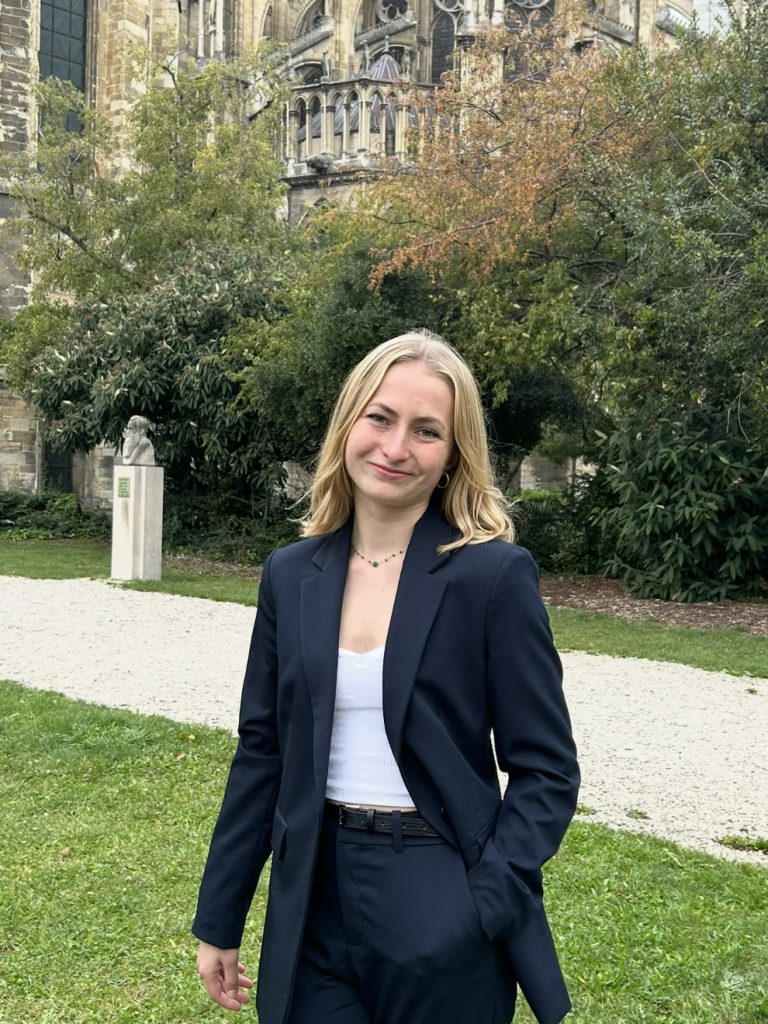 Lisa-MindBloom-Headshot-3-768×1024